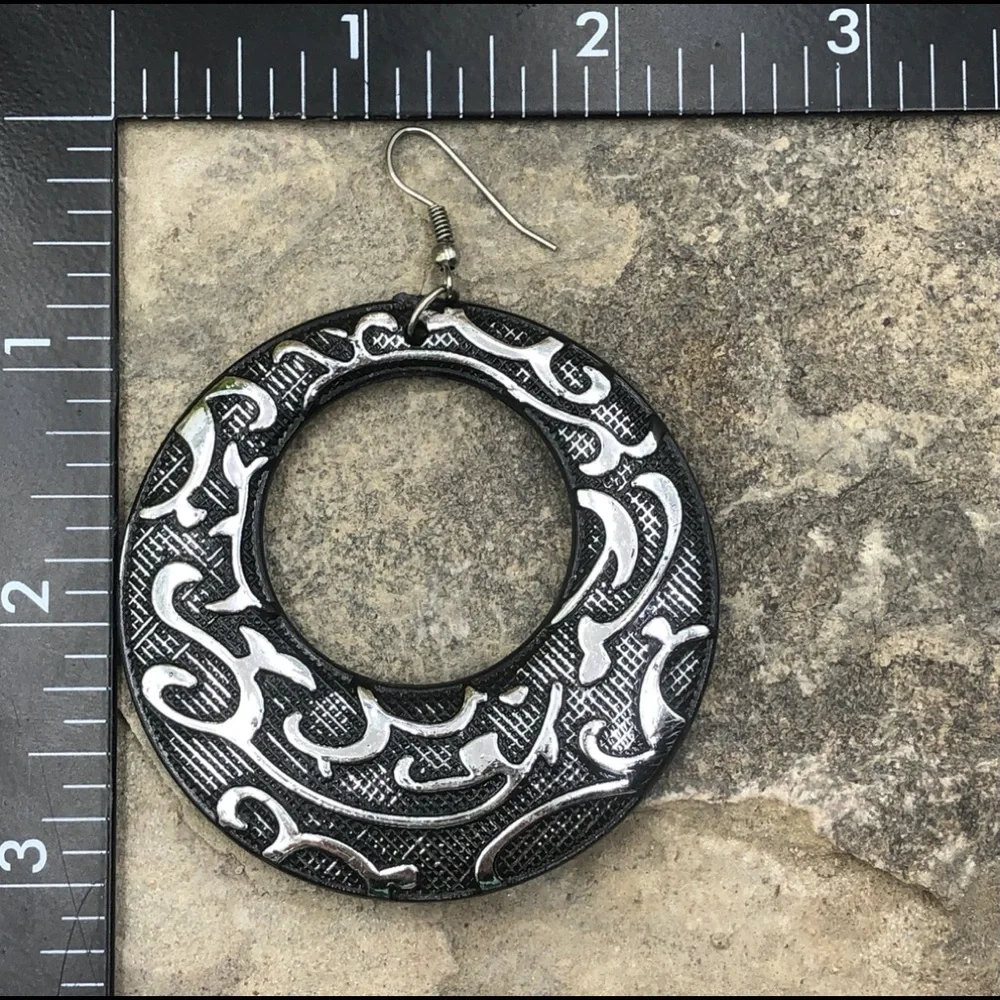 🍀 Large Plastic Dangle Earrings - Picture 2 of 3